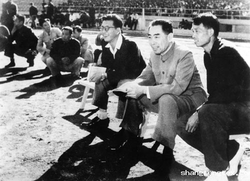 周恩来与我校学生在一起